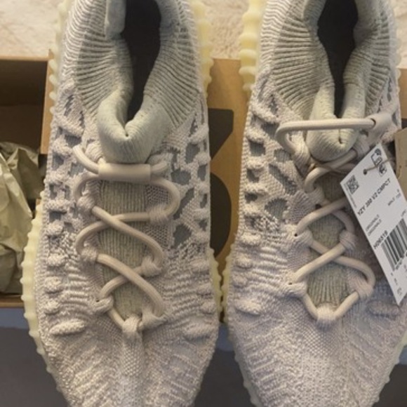 Yeezy sneakers - Picture 4 of 9